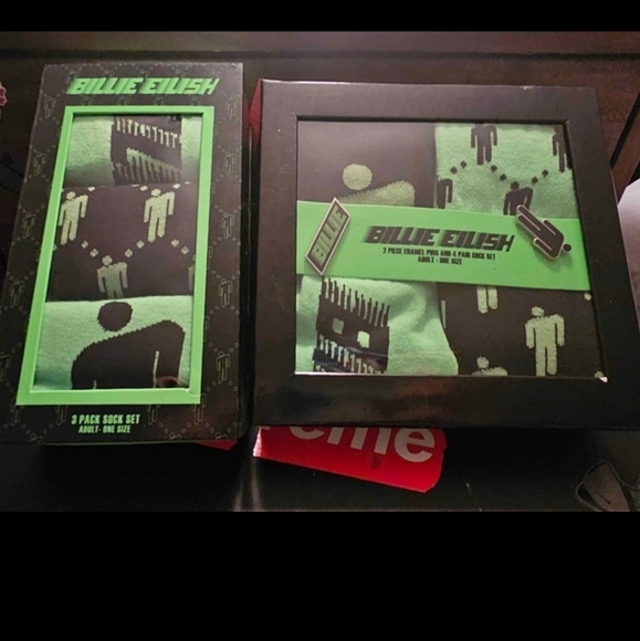 Billie Eillish socks and pin bundle - Picture 7 of 7